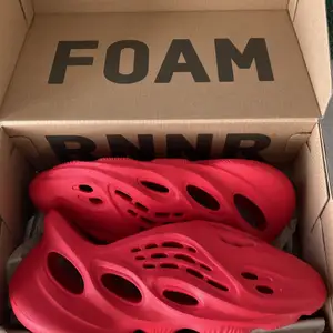 Helt oanvända yeezy foam runners ”vermillion”            (Köpta på Adidas hemsida på droppet)