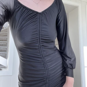 Den lilla svarta - Supersnygg klänning som tyvärr är för kort för mig (174) och därför måste säljas💗