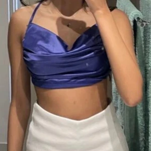 Satin öppen rygg  - Satin topp med öppen rygg med knytning, se tredje bilden🥰 Aldrig använd, endast provad hemma. Storlek Xs