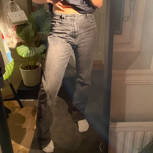 Jeans - Långa raka jeans från zara, jättesnygga men de är insydda av mig + slitna längst ner därav priset