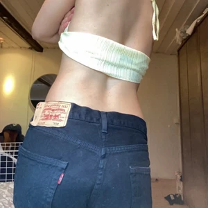 Lågmidjade jeans  - INTRESSEKOLL!💕 Kollar intresset på mina extremt snygga vintege levi’s 501 jeans, lite långa för mig som är 160, sitter snyggt Lågmidjat🥰 Säljes endast vid bra bud då jag är osäker på om jag vill sälja 