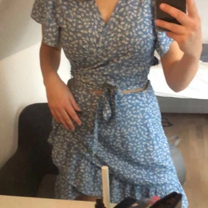 Klänning set  - Ett sett från shein köpt i somras endast använt 1 gång. Tunt material men inte genomskinligt. Jättefin till sommaren, skriv vid intresse❤️ Köparen står för frakt!!