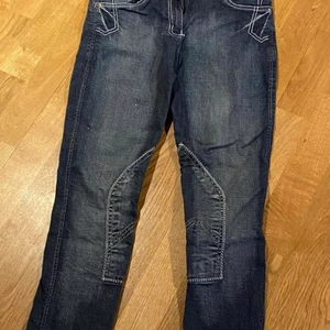 Ridbyxor säljes  - Säljer ridbyxor i storlek XS säljes för 80 kr. Kan antigen mötas upp i Stockholm city, mos eller Huddinge. Kan annars skicka till er men då måste ni betala för frakten. 