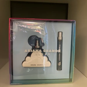 Ariana Grande Cloud Gift Set - Ariana Grande Cloud Gift Set med en halvfull travel spray och en full 30 ml cloud. Lådan är aningen skadad inuti men inget som syns utåt.