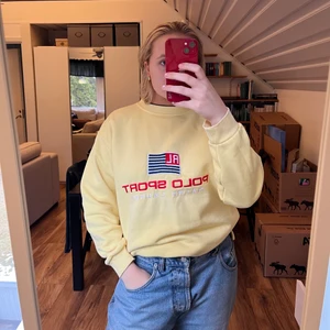 Sweatshirt Ralph Lauren - Gul sweatshirt från Ralph Lauren. Som nyskick.