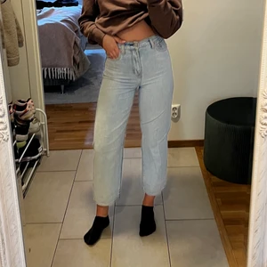 Levi’s jeans - Levis jeans modell ”balloon leg” som har blivit lite för tighta för min smak, därför använda en gång. De är kortare i modellen. Köparen står för frakten.