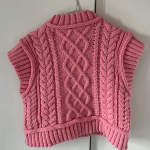 Jättefin och populär zara väst💗 - Jättefint skick och sällan använd. Perfekt rosa färg
