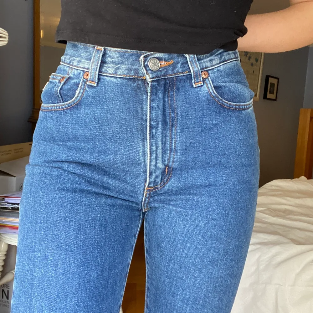 Jeans från GUESS i stl 29. Modellen är rak/ något tight / ”tight Mom jeans” ish. Skickar gärna fler bilder om intresset finns. Lite långa på mig som är 160cm. Robust jeansmaterial (dvs ingen stretch). Skickas spårbart med PostNord. . Jeans & Byxor.