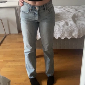 Midrise jeans - Säljer dessa fina midrise jeansen från zara. Knappt aldrig använda så de är i fint skick. ❤️
