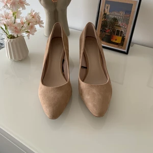  klackskor  - jättefina klackskor från h&m, använda en gång. Perfekt stick, storlek 37. 