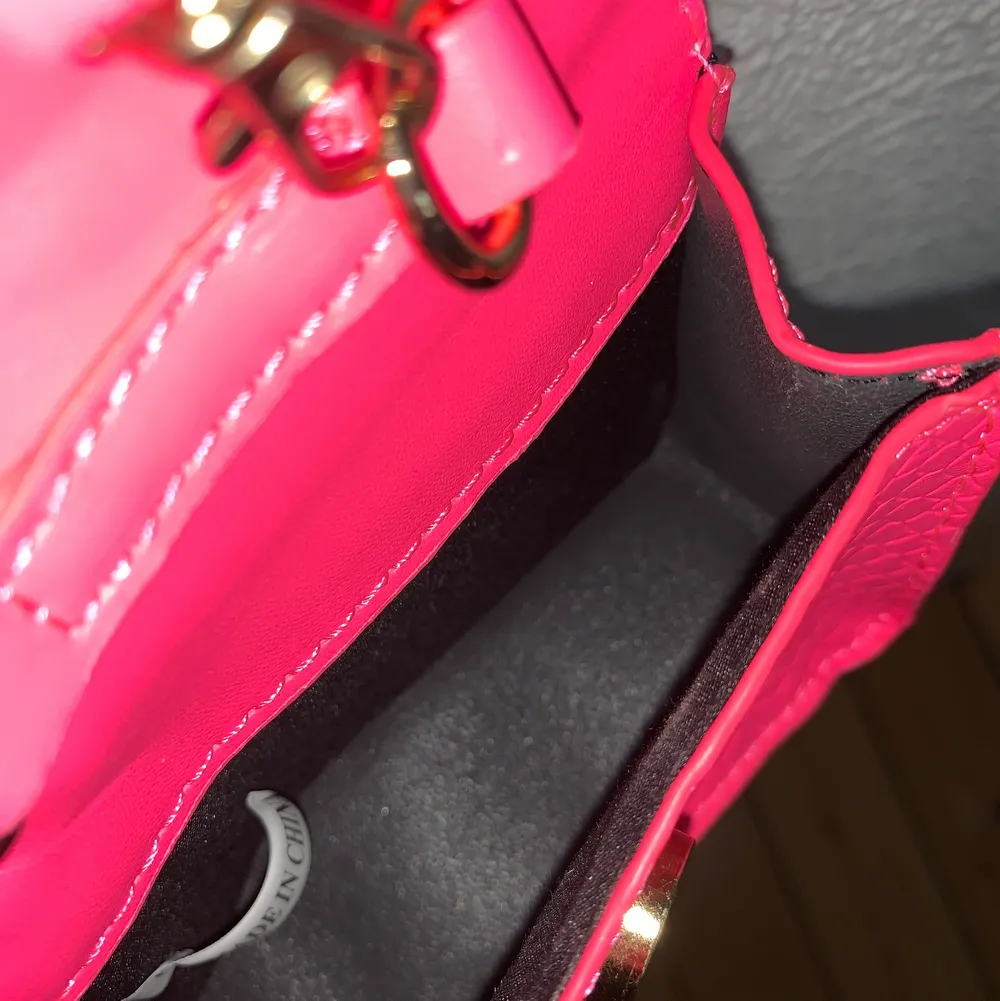 Säljer denna supersöta rosa mini väska för 50kr, frakt ingår😇✨. Accessoarer.
