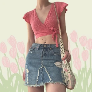 Jeanskjol true religion W29 - Jeanskjol från True Religion, gjord i USA. Den har många coola detaljer, som slitningar och blommiga patches. Det syns inte rikrigt på bilderna men den har småblommigt tyg under hålen också! Storleken är W29 (midjemått är dock 79 cm) men eftersom den är ganska rak i formen kan man välja lite hur högt man vill ha den, så kan tänka mig att den borde passa på S-M. 