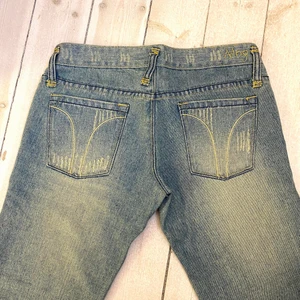 Vintage MNG jeans - INTRESSEKOLL på dessa otroliga vintage lågmidjade jeans i en så fin ljusblå färg! Midjemått 38cm, innerben 86cm. Perfekta nu till sommaren, så himla fin passform! Skriv för frågor, mått eller fler bilder!💕💕💞