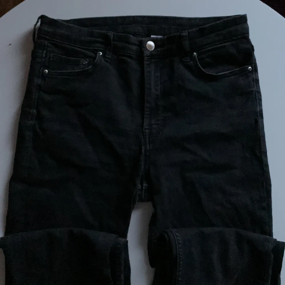 Svarta flare jeans. Slitningar på inre lår ( se bild 3 ). Jeans & Byxor.