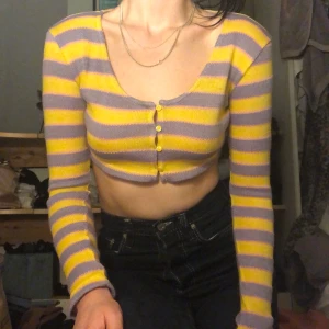 Randig stickad topp - Jättesnygg stickad topp från new girl order, köpt på Zalando förra året för 340kr (finns Inte kvar). Säljer pga lite för liten för mig, som ni ser på knapparna…haha. Men den är inte uttöjd pga det då jag aldrig använt den, endast testat på. Strl 34