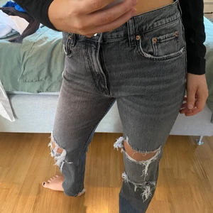 Jeans zara - Slitna jeans från zara. Stl 38, loosefit. Knappt använda! 