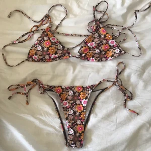 Bikini - Säljer denna fina bikini! Har långa snören så man kan knyta den lite hur man vill 🌺