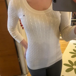 Hilfiger stickad tröja - Tommy Hilfiger stickad tröja, 3/4 ärm. Vit, stl XS.