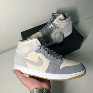 Jordan 1 Mid - Coconut Milk  - Jordan 1 Mid - Coconut Milk ⚡️ // Helt nya med originalbox, ds // Storlekar: 44 // Pris: 1599 kr // Skickas spårbart via PostNord på köparens bekostnad // Kvitto och kundomdömen kan skickas vid intresse 