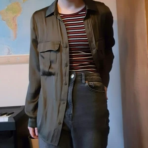 Grön skjorta - Skogsgrön, luftig skjorta i tunnare material.