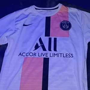 Psg tröja   - Psg tröja använd cirka 5 gånger anledningen varför jag säljer den är för jag har växt ut den är storleken är  L men passar också storlek M