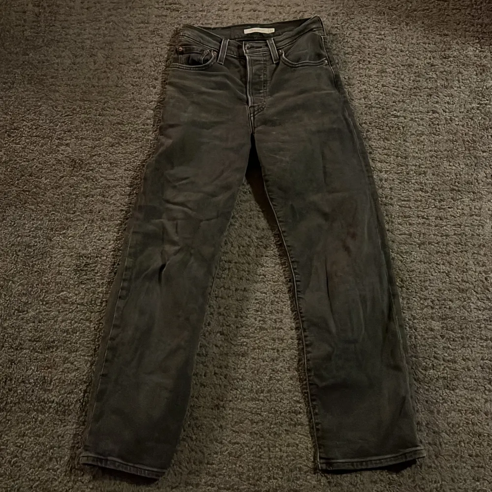 Dessa jättefina Levis jeans är exakt samma modell som dom ljusblå jeansen jag har lagt up. Färgen är smuts svart och är i storlek 24 i midjan, frakt kostnaden diskuteras då❤️❤️. Jeans & Byxor.