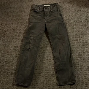 Smuts svarta Levisjeans - Dessa jättefina Levis jeans är exakt samma modell som dom ljusblå jeansen jag har lagt up. Färgen är smuts svart och är i storlek 24 i midjan, frakt kostnaden diskuteras då❤️❤️