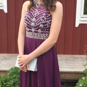 Balklänning - Säljer denna supervackra balklänning, perfekt nu till er som tar studenten eller ska på någon annan bal!💖 är 168cm och denna skulle jag säga passa er som är Xs. Köpt från Hebos, klänningen går väldigt mycket över fötterna också, skriv privat om ni har frågor🥰