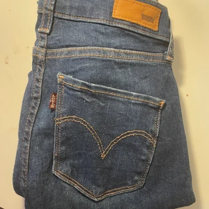 Levi’s jeans 👖  - Dessa Levi’s jeansen är använda ett fåtal gånger! Säljer pågrund av att dem är för små!🙌dessa är i storlek 24 vilket motsvarar 32/XS! Köpte för 1299kr på Nelly! Mycket bra skick!!!!