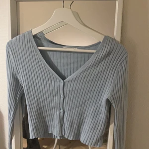 Kofta monki - Blå croppad kofta från monki! Strl XS💕 Pris: 60kr +frakt 66kr 