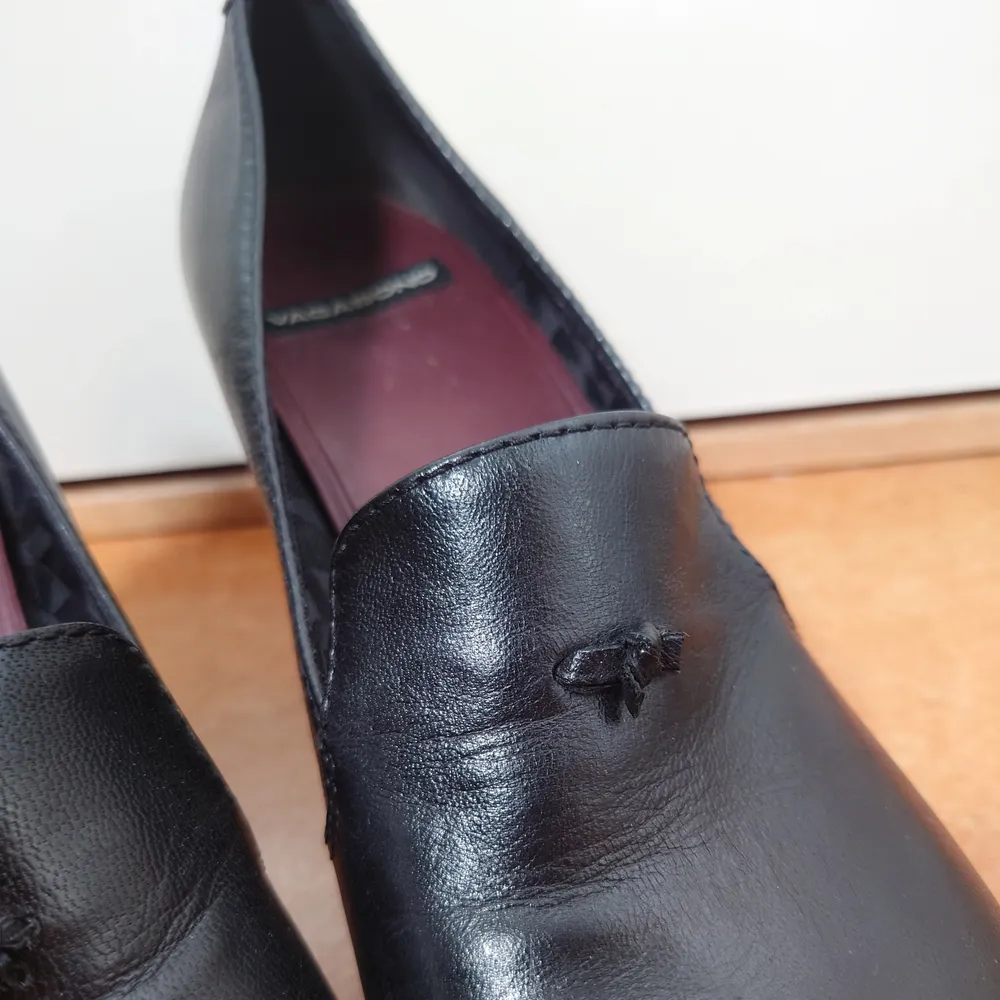 Svarta skor i äkta läder med klack🌱. Skor.