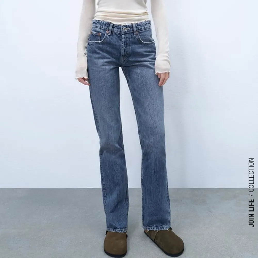 Dessa jeans från Zara fast i en mörkare färg som på bild 2&3. modellen är mid Rise straight, dem är avklippta och passar mig som 160cm!. Jeans & Byxor.