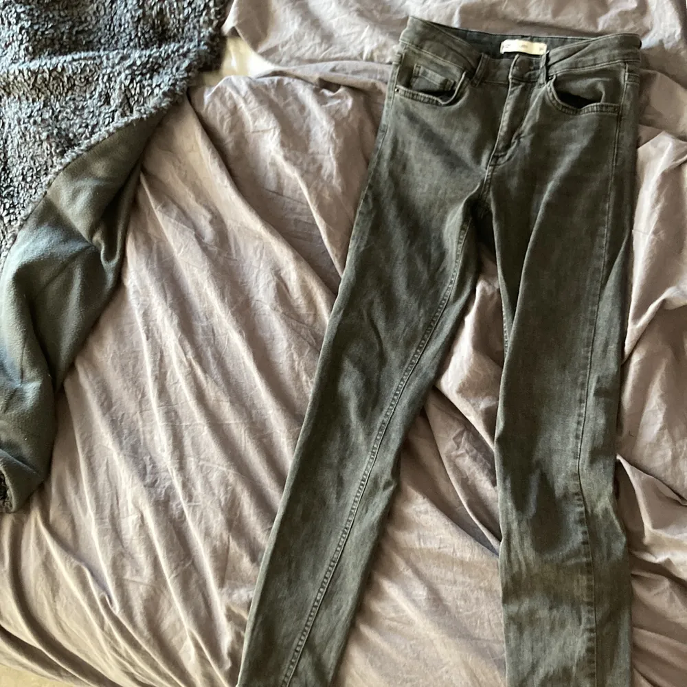 Jättefina gråa jeans från Gina tricot. Bra skick och sköna. Sitter jätte bra på mig som är 145cm lång.. Jeans & Byxor.