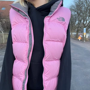 Vintage northface puffer  - En vintage north face väst i rosa i fint skick! Size women L 