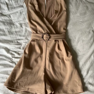 Playsuit - En beige/rosa playsuit från Sisters point i storlek s.