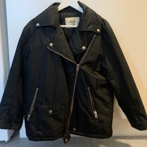 Vinter/höstjacka - En fodrad jacka från Cheap Monday, ser ny ut! Skinnjacke-inspirerad i modellen. Strl Xs men perfekt oversized på mig som är en S.