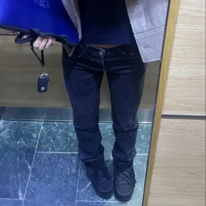 Zara midrise jeans - Funderar på att sälja mina svarta midrise jeans från zara. Dom är i bra skick!❤️❤️