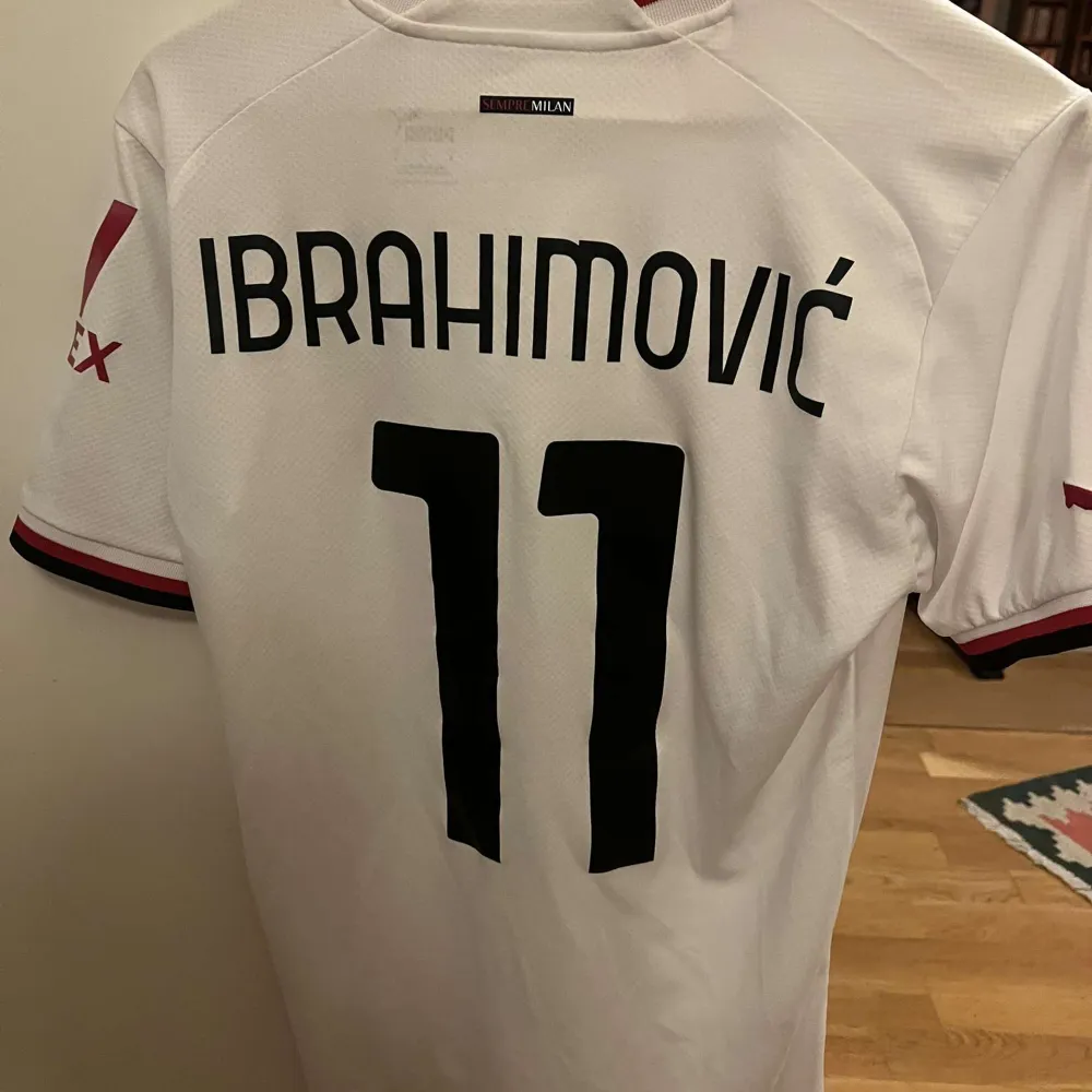 Milan tröja med Ibrahimović på ryggen. Storlek S, knappt använd . T-shirts.
