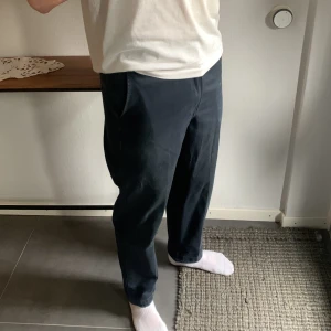 Dickies byxor - Köpta i en vintage butik i Köpenhamn. Mörkblå färg. Storlek 31 i midja och längd står inte men jag är 191cm och de passar perfekt för mig.