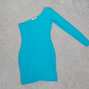 Klänning  - Blå off-shoulder klänning från missguided i stl. S passar mig som är Xs