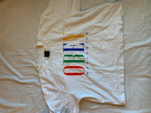 obey t-shirt - Obey t-shirt i stl L, använd 1 gång så nyskick, köpt för 400kr!🤍