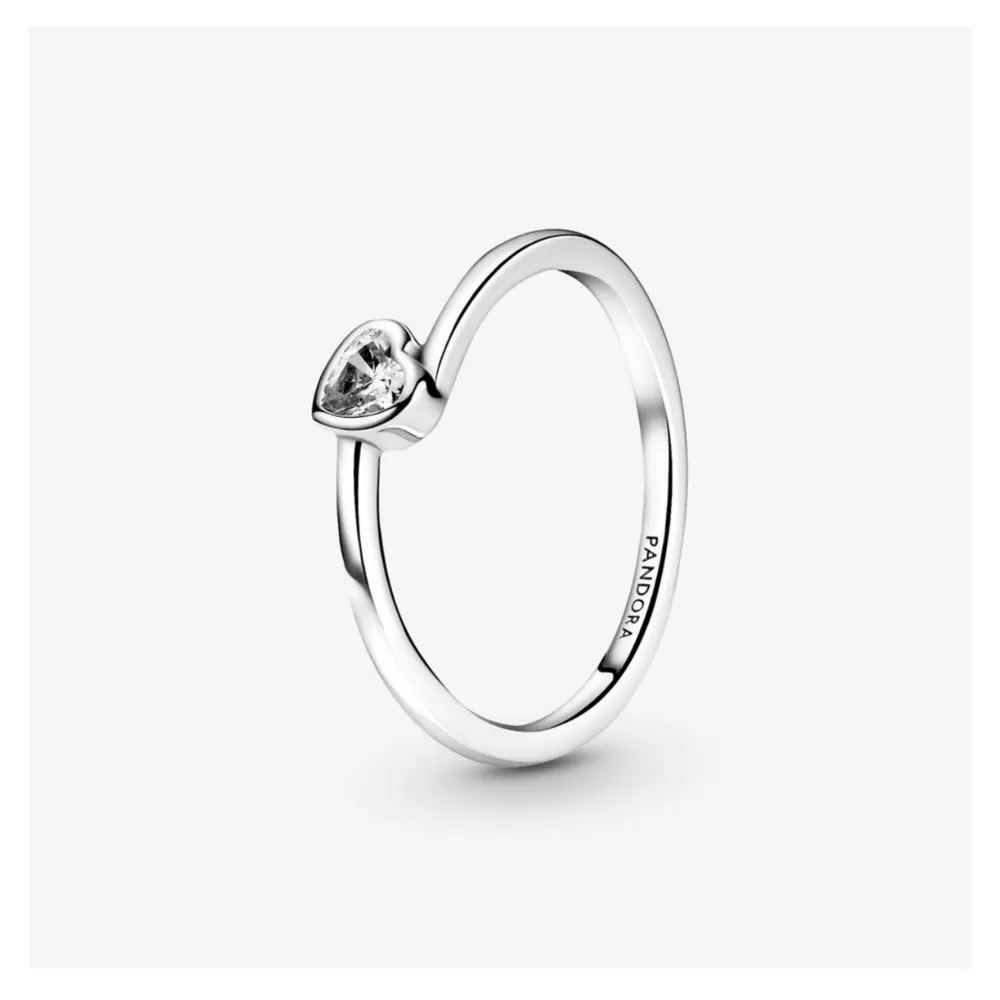 Säljer min ring från Pandora pga köpte i fel storlek. Modellen heter ”Klart lutande hjärta solitärring” 🤍. Accessoarer.