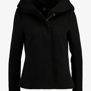 Kappa - Super trendig kappa från Only! Köp direkt för 300kr, kommer inte ha någon budgivning❤️jätte fint skick  Nypris 450:-