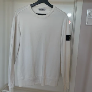Stone Island sweatshirt - Vit Stone Island sweatshirt i herrstorlek S. Nypris runt 3000, säljes för 1600kr. Fint skick, köpt på NK i Göteborg och kvitto finns!