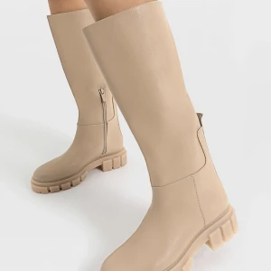 Stövlar  - Säljer mina jättefina engångs använda stövlar köpta på ASOS från Stradivarius. Säljer för de inte kommer till användning för mig tyvärr. 