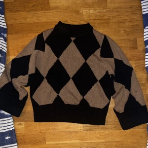 Stylein Aren - Stylein ”Aren” stickad tröja säljes, fint skick. Inga fläckar eller dylikt. Strl: S. Vid snabb affär kan priset diskuteras något. Ligger på rea för 2696kr, nypris var dock: 2995kr. 