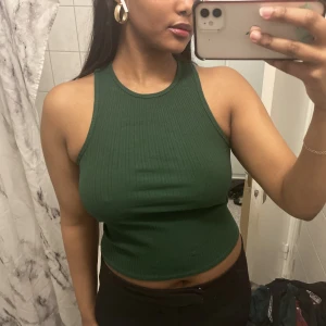 Grönt Zara linne - Säljer denna gröna stretchiga linne från Zara. Storlek M-L. Kontakta vid intresse 💚