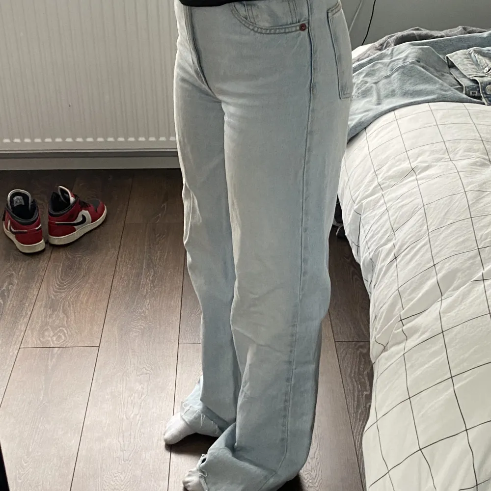 Raka jeans från zara. Jeans & Byxor.