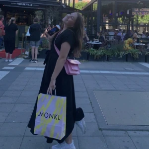 Långklänning - Säljer svart långklänning från HM med knyte i midjan (kan tas bort). Köpare står för frakt❤️