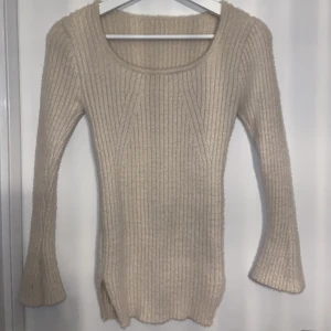 Tröja med slit  - Aldrig använd.  Stickad mysig tröja, sticks inte. Skriv för mer info!